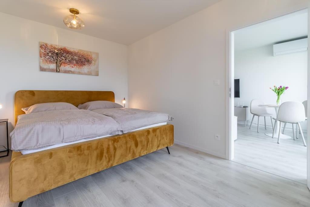Cozy Apartment Near City Centrum And Bratislava Airport Eksteriør bilde