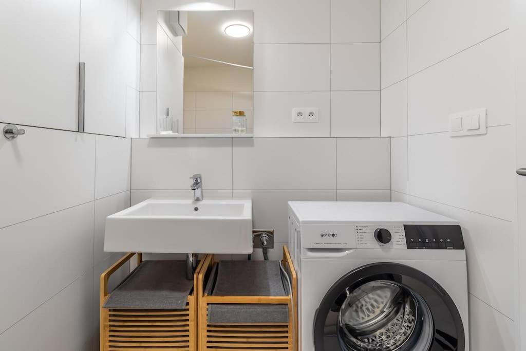 Cozy Apartment Near City Centrum And Bratislava Airport Eksteriør bilde