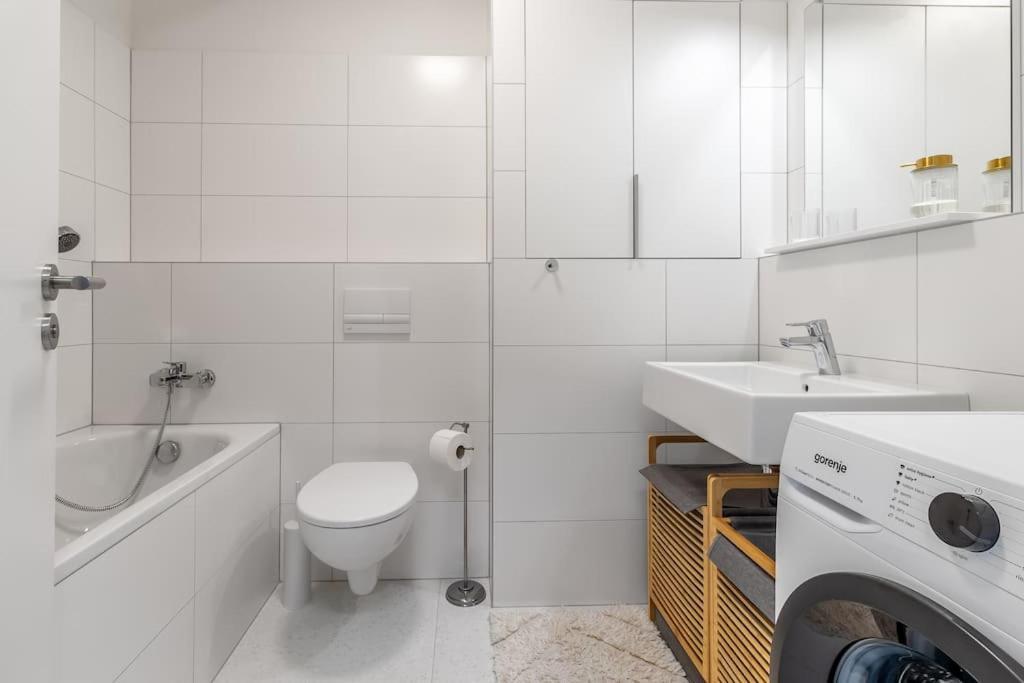 Cozy Apartment Near City Centrum And Bratislava Airport Eksteriør bilde